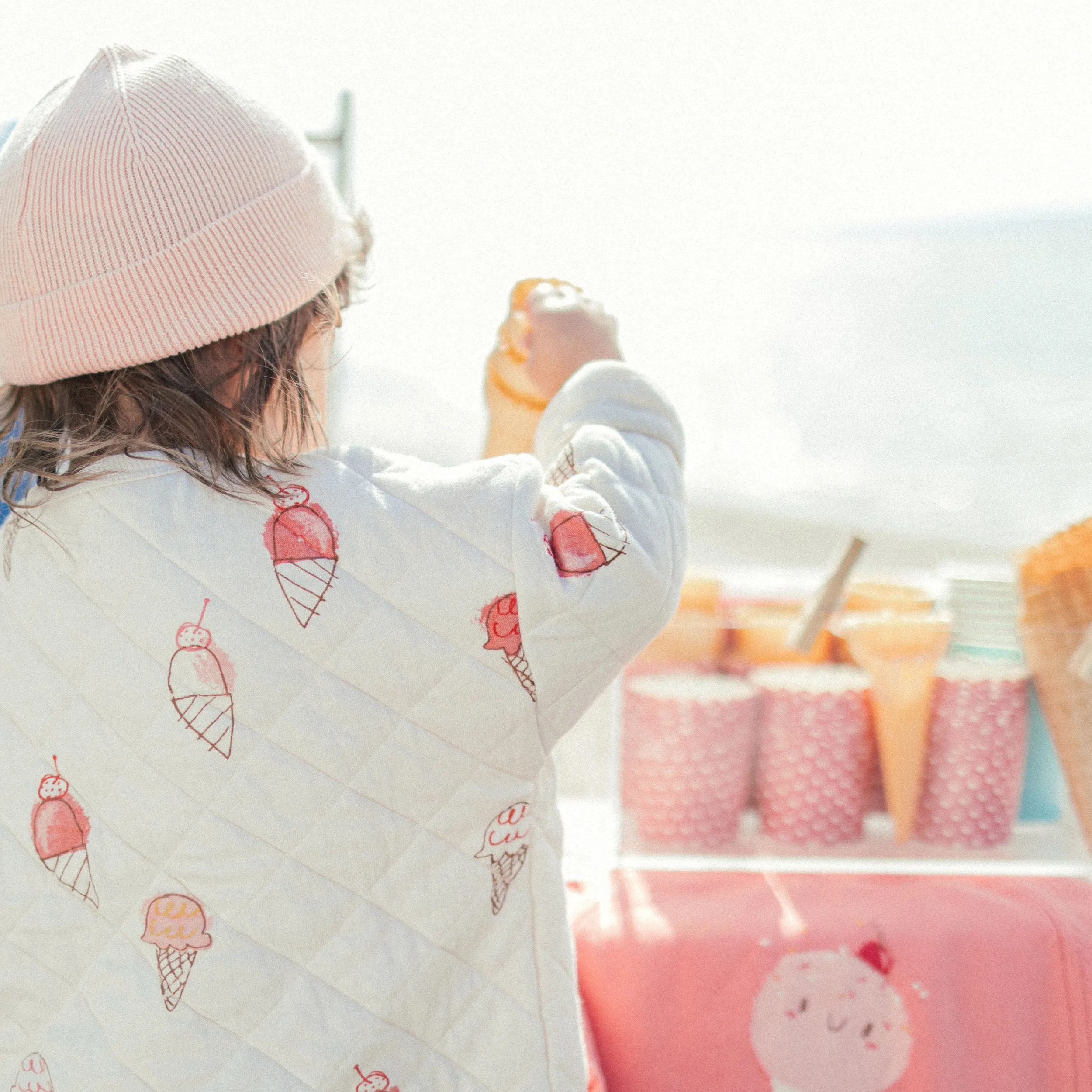 Chandail de coupe décontractée crème à motif de crèmes glacées en jersey matelassé, bébé || Cream sweatshirt with ice cream print in quilted jersey, baby