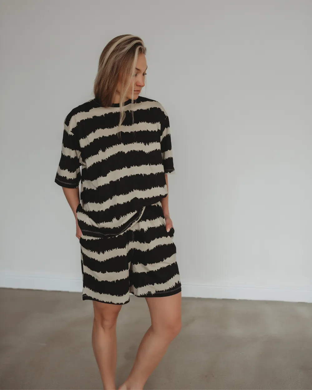 Elsie Black Wavy Stripe Print Oversized T-Shirt