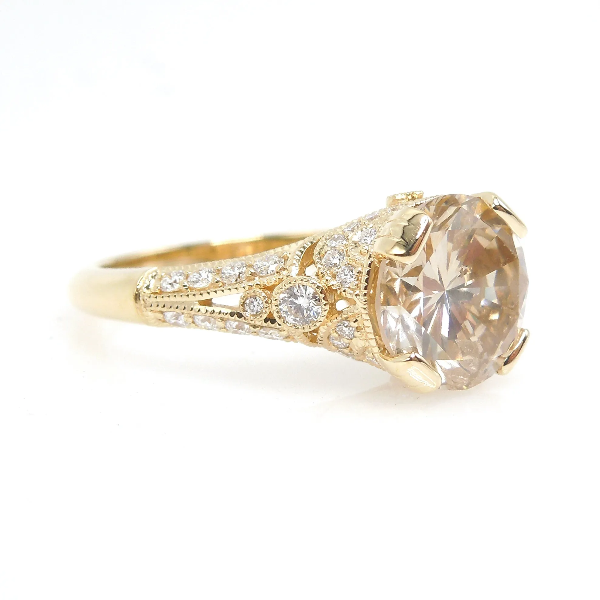 Fascinating 2.21ct Round Diamond in 18K Yellow Gold Art Deco Style Pavé Mounting