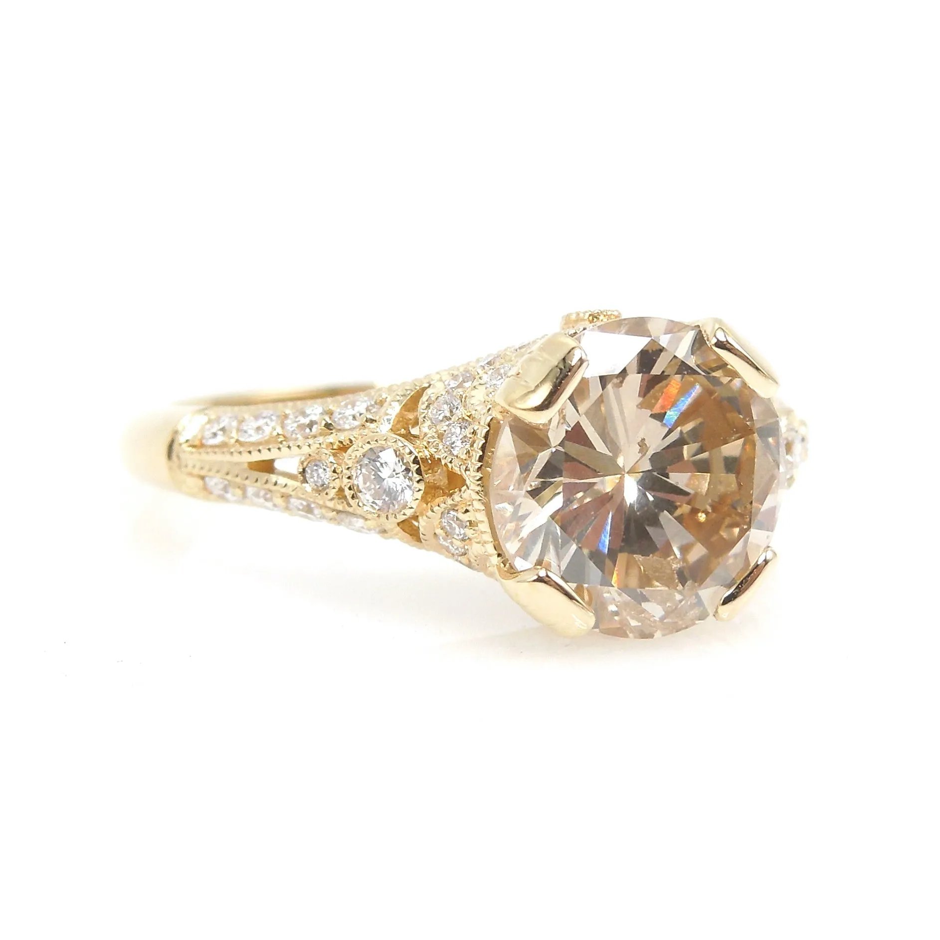Fascinating 2.21ct Round Diamond in 18K Yellow Gold Art Deco Style Pavé Mounting
