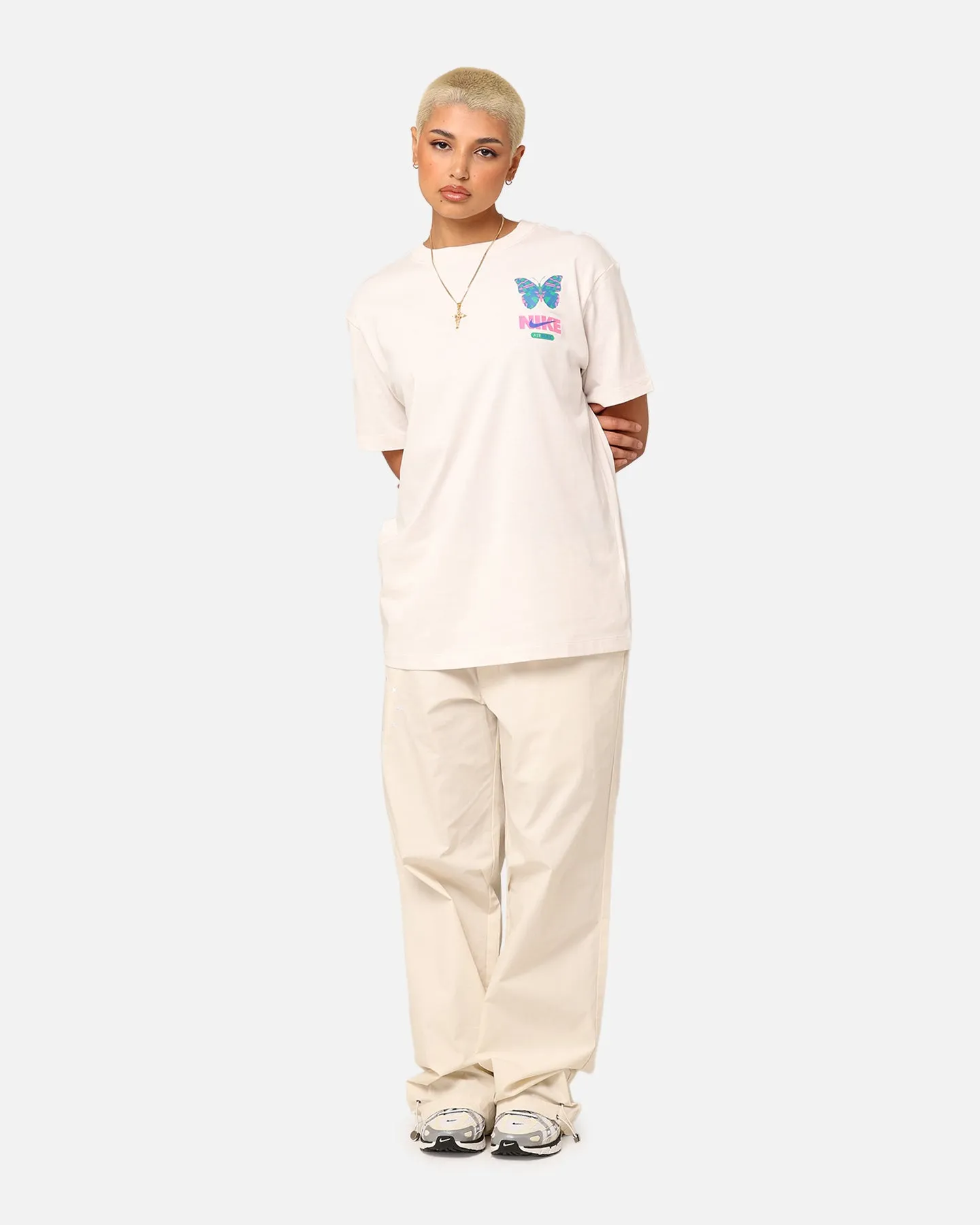 Nike Women's Sportswear Graphic Boyfriend T-Shirt Phantom